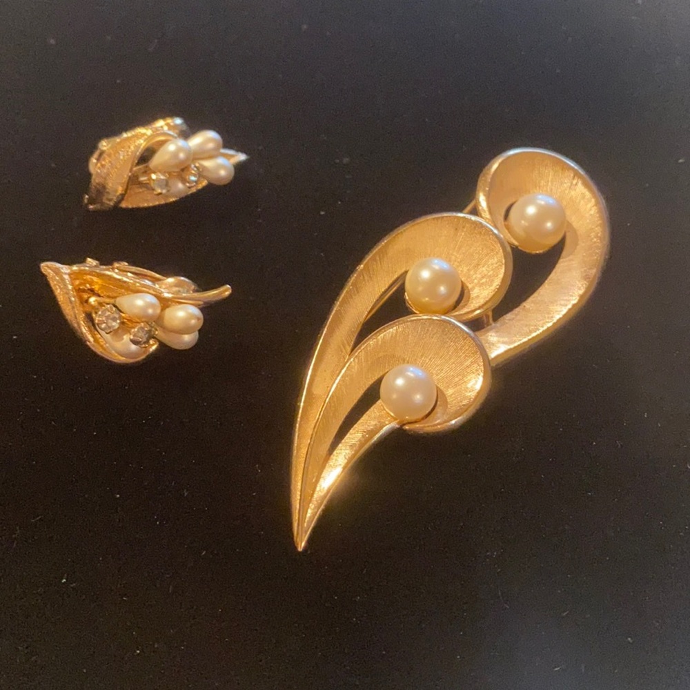 Vintage Trifari Earring & Brooch Set